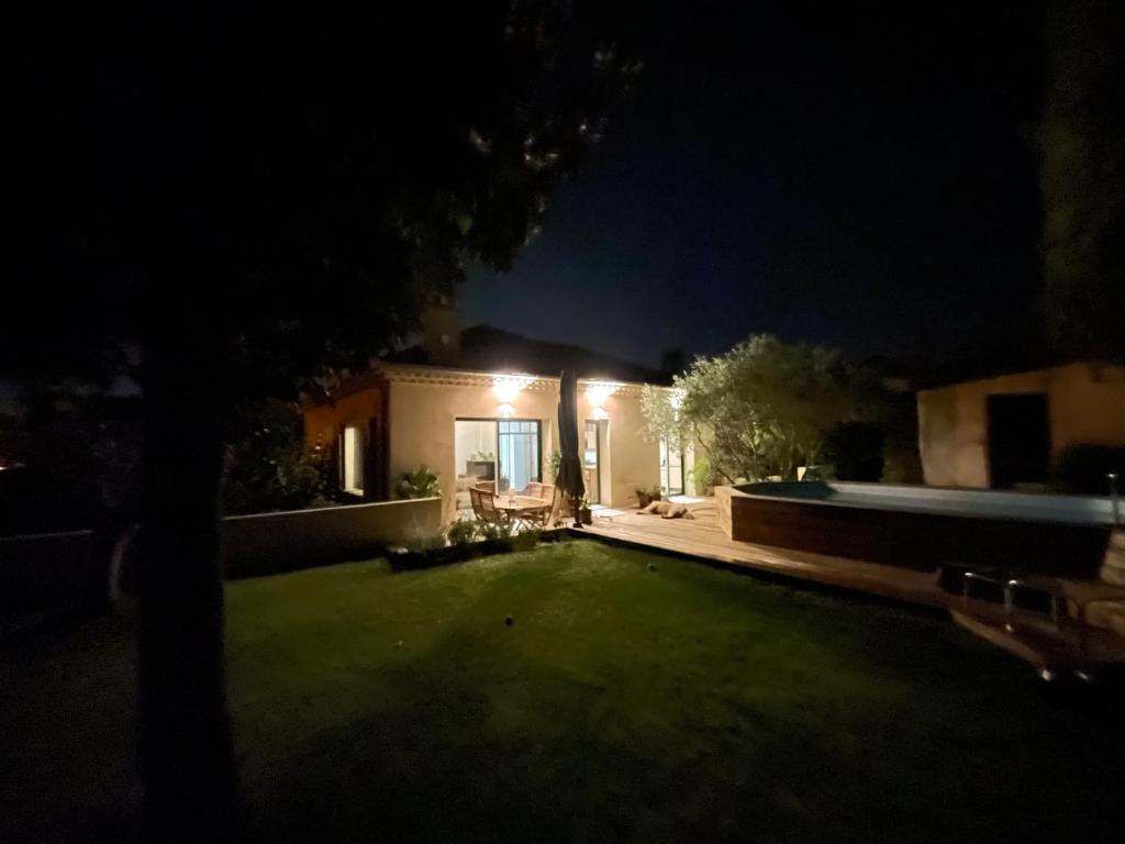 une maison avec une cour avec un arbre la nuit dans l'établissement Maison nature proche centre ville, à Aix-en-Provence