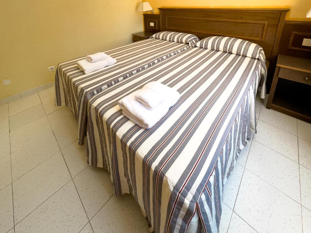 a hotel room with two beds with towels on them at Complejo Las Tres Palmeras in Valle Gran Rey