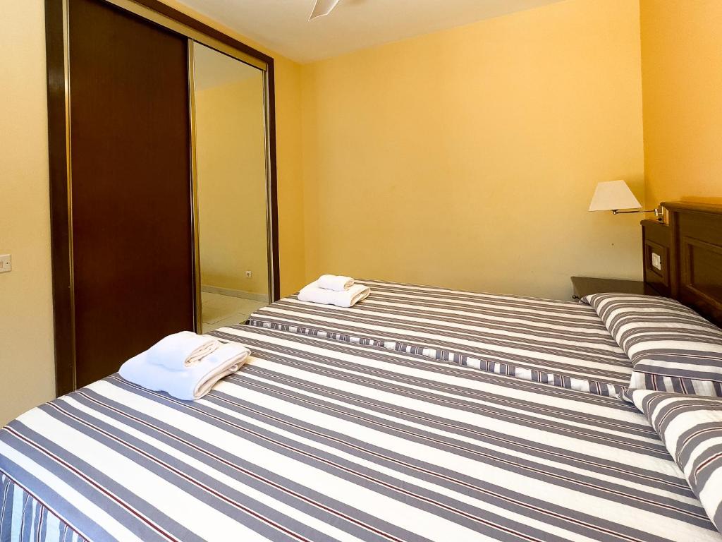 two beds in a hotel room with towels on them at Complejo Las Tres Palmeras in Valle Gran Rey
