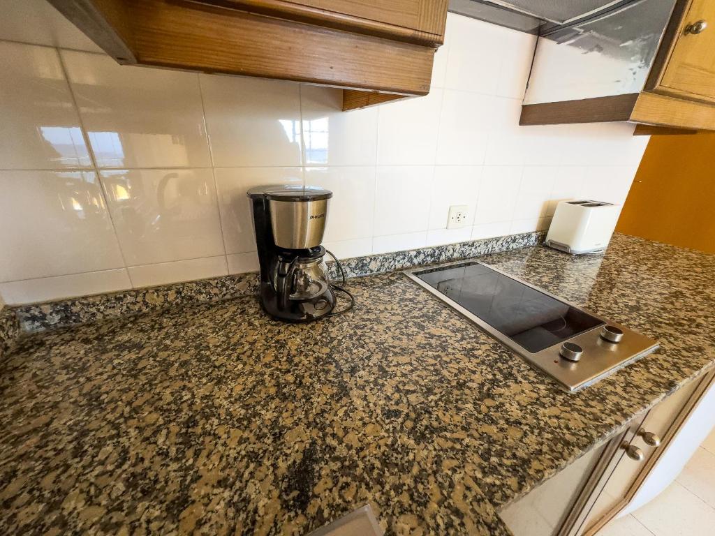 a kitchen counter with a blender on top of it at Complejo Las Tres Palmeras in Valle Gran Rey