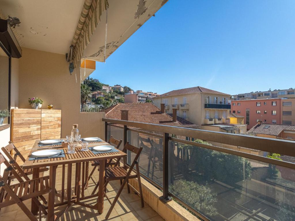 Un balcón con una mesa y sillas en un balcón. en Apartment Saint James-14 by Interhome, en Le Lavandou