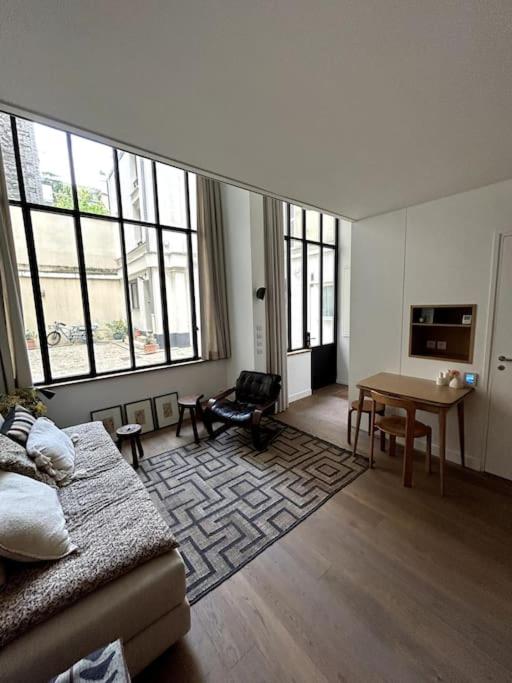 un salon avec un canapé et une table dans l'établissement Elegant loft-duplex pour 2/3 personnes, à Paris