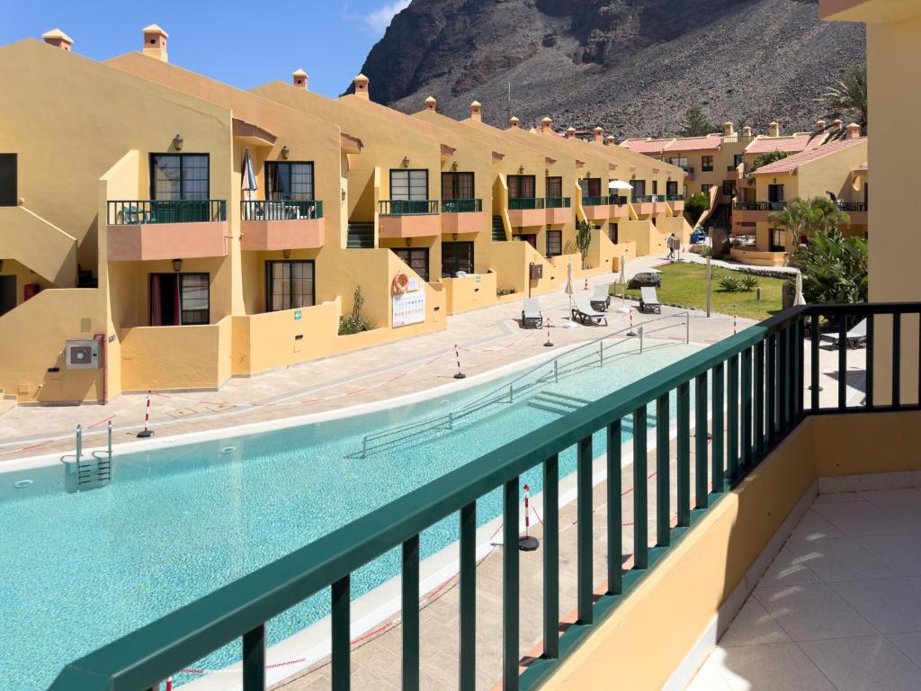 a view of the pool from the balcony of a hotel at Complejo Las Tres Palmeras in Valle Gran Rey