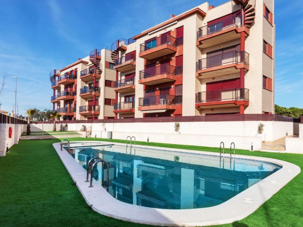 un edificio con piscina en frente de un edificio en Apartment Barco 3 by Interhome, en Vinarós