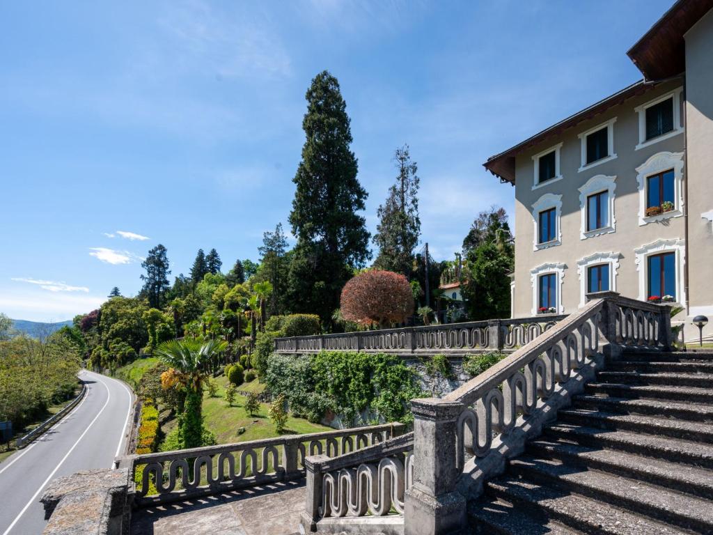 un puente sobre una carretera al lado de un edificio en Apartment Villa Ceriana-3 by Interhome, en Ghiffa