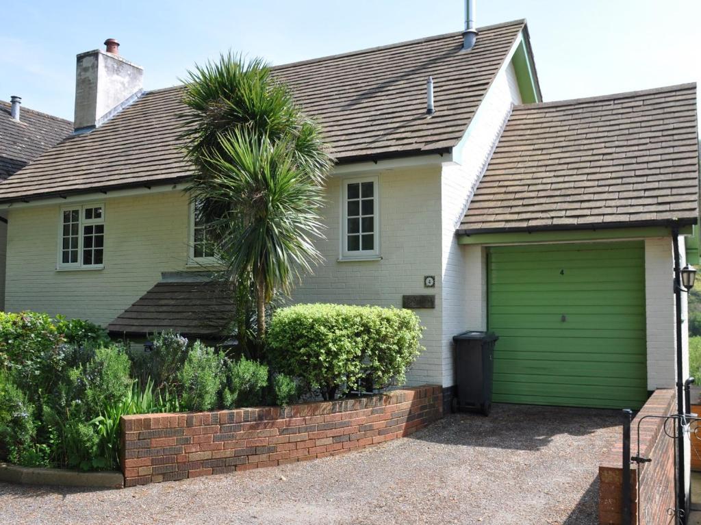 dom z zielonym garażem z palmą w obiekcie 3 Bed in Branscombe 78002 w mieście Branscombe
