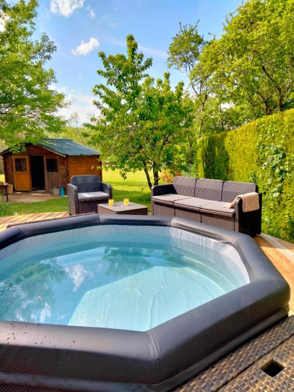 un bain à remous installé au-dessus d'une terrasse dans l'établissement Aux Prés Bressot, à Buncey