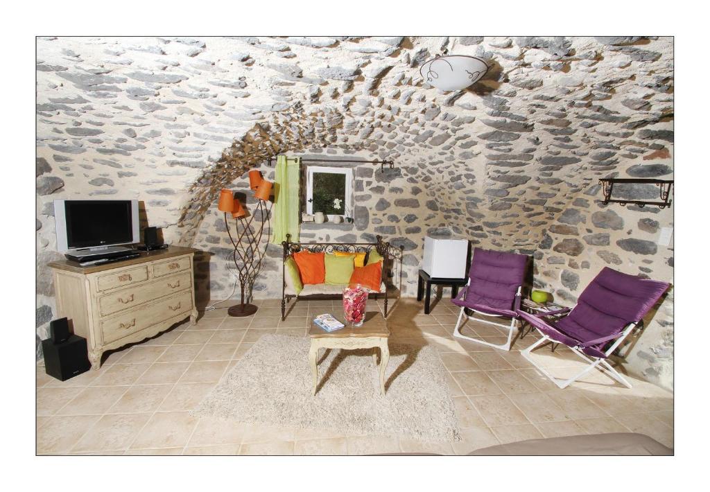 TV a/nebo společenská místnost v ubytování Ferme du Pic d'Allier