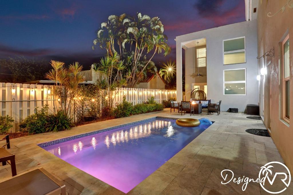 - une piscine dans l'arrière-cour d'une maison la nuit dans l'établissement Dream House 5 Bedroom w Amazing Heated POOL, à Hollywood