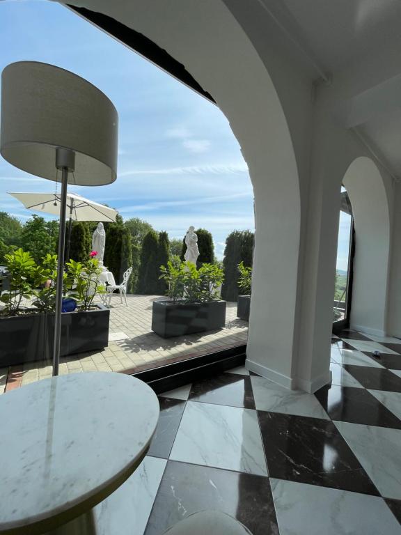 Zimmer mit einem Tisch und Blick auf einen Innenhof in der Unterkunft DOM DENARI in Stará Turá