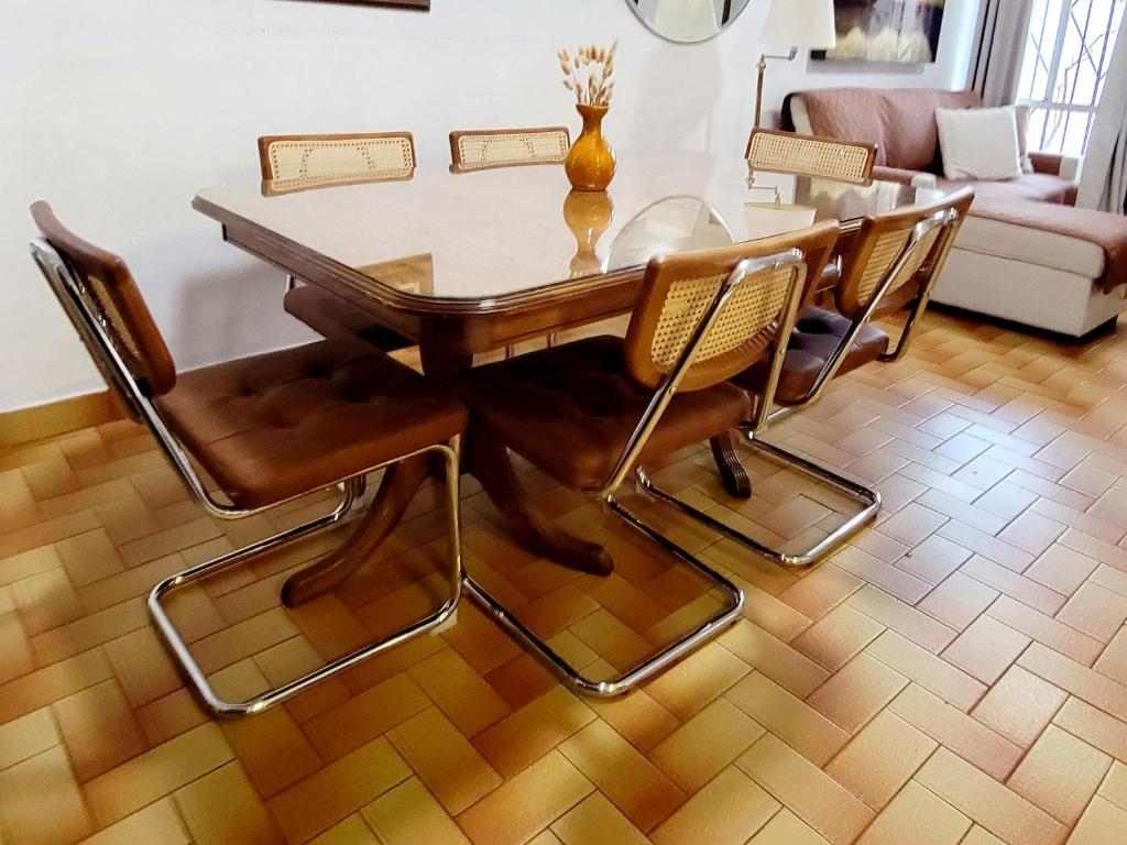uma mesa de jantar e cadeiras numa sala de estar em COZY CASITA EN PLAYAS DE TIJUANA em Tijuana