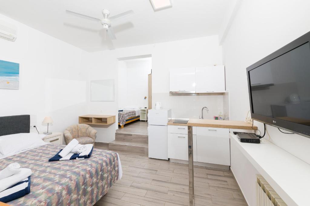 TV a/nebo společenská místnost v ubytování Stella Mare Eco Boutique House