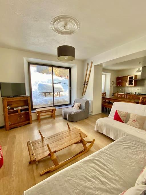 un salon avec un canapé et une table dans l'établissement Gîte du Penon - Aillon-Le-Jeune, Margériaz - Maison de village, à Aillon-le-Jeune