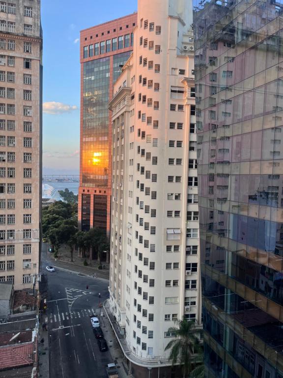 uma vista para uma rua da cidade com edifícios altos em Apartamento perto do Museu do Amanhã no Rio de Janeiro