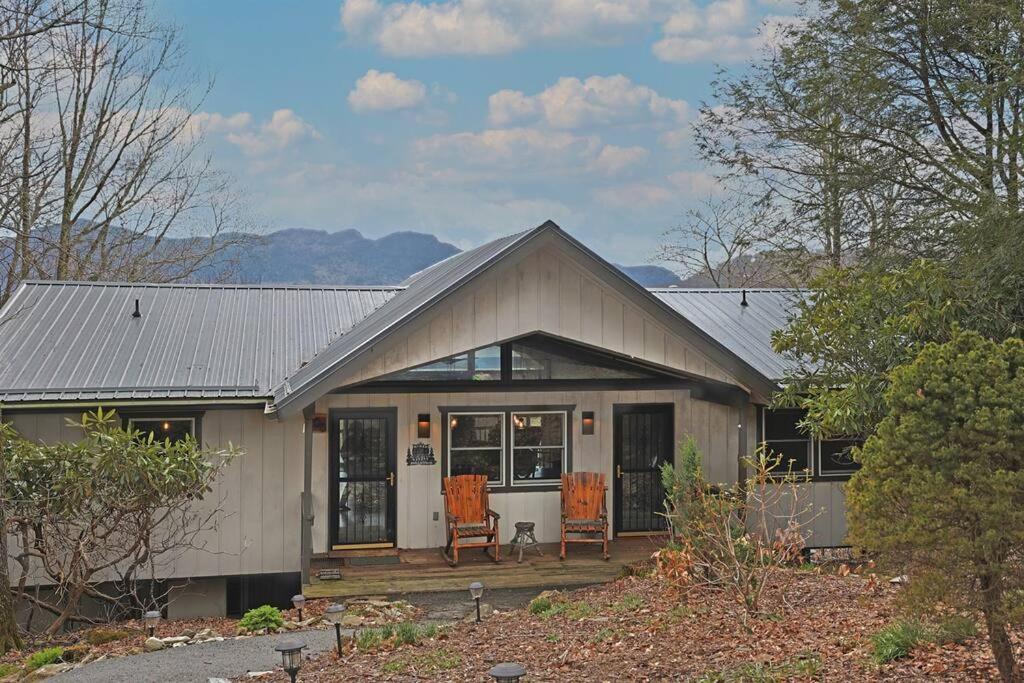シュガー・マウンテンにあるView Grandfather Mountain, Ride Alpine Coaster, Dog Friendlyのオレンジの椅子が2脚ある家