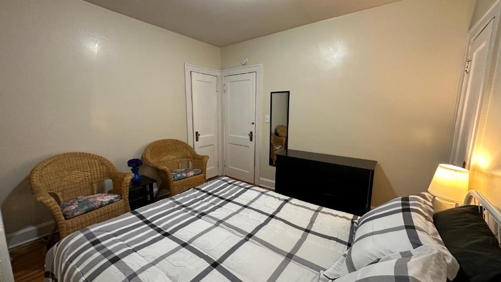 Postel nebo postele na pokoji v ubytování Cozy Albany Home