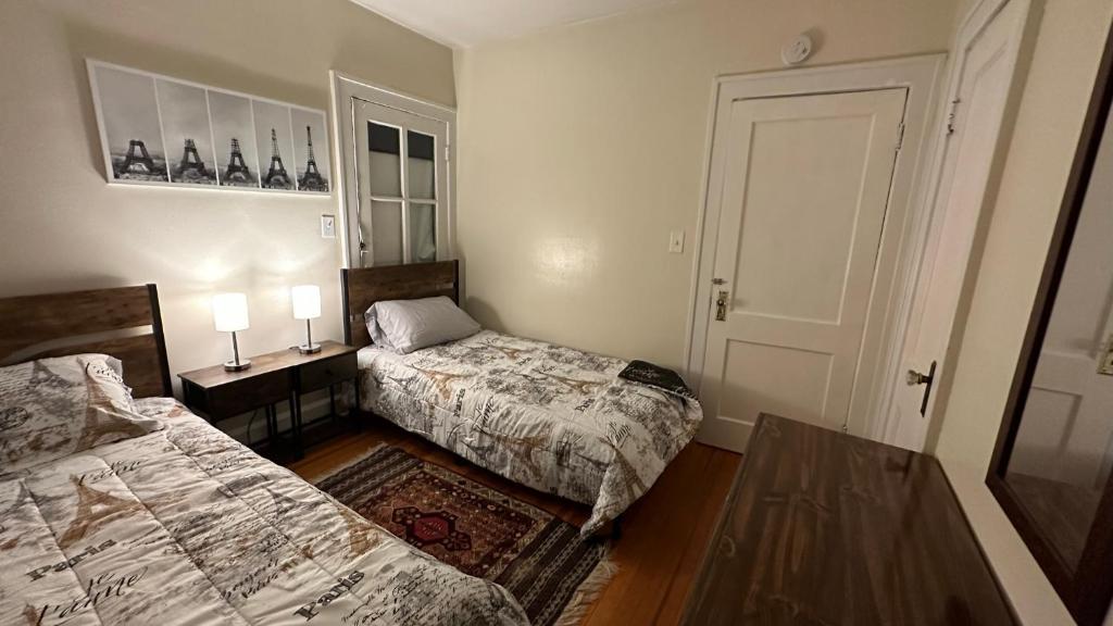 Postel nebo postele na pokoji v ubytování Cozy Albany Home