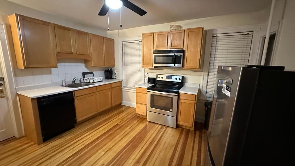 Kuchyň nebo kuchyňský kout v ubytování Cozy Albany Home