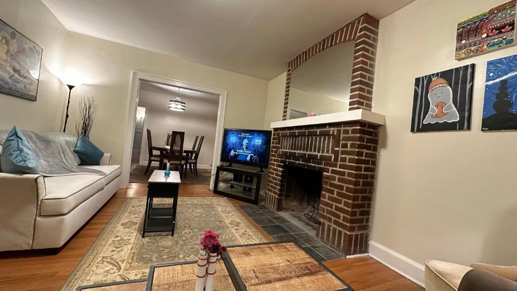 TV a/nebo společenská místnost v ubytování Cozy Albany Home
