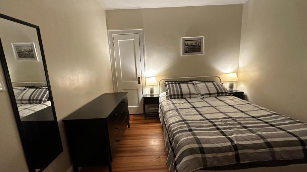 Postel nebo postele na pokoji v ubytování Cozy Albany Home