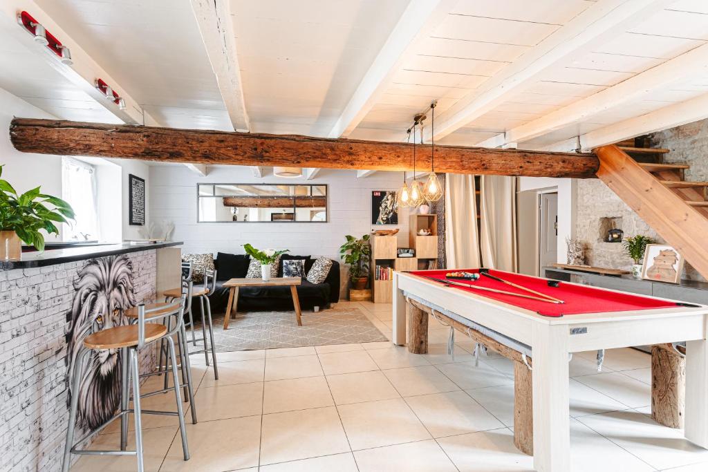 a living room with a ping pong table at Maison de vacances hyper centre in Sainte-Marie-de-Ré
