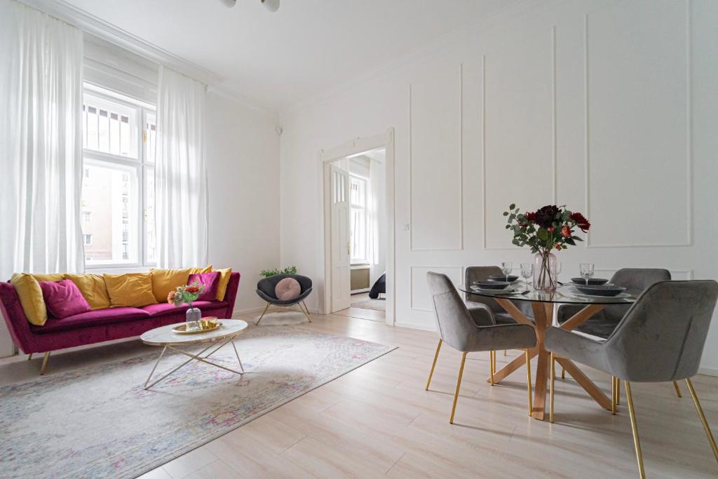 Hotel Luxury Residence by Castle District, Free Parking, a living room with a couch and a table at Luxury Residence by Castle District, Free Parking in Budapest