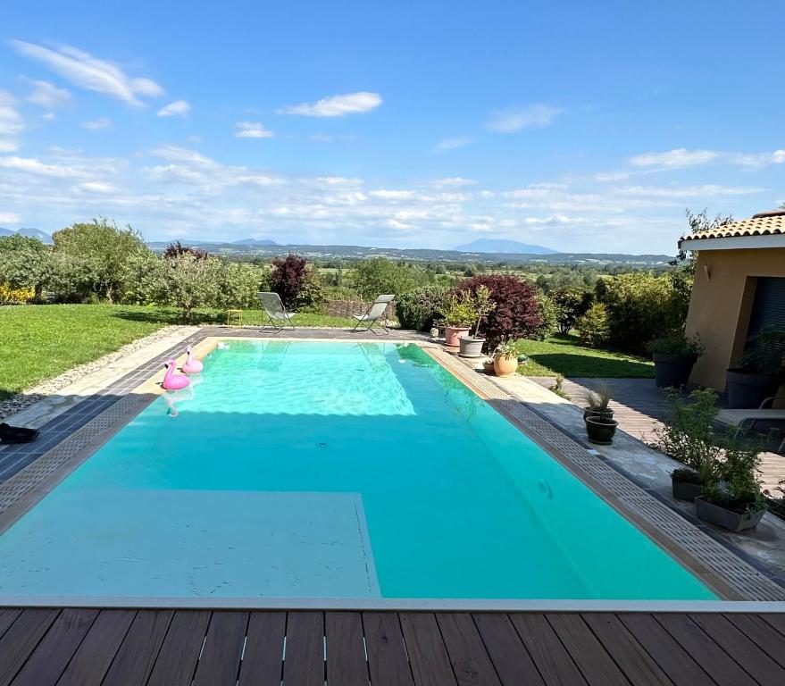 una piscina en el patio trasero de una casa en Maison avec terrasse proche Grignan en Colonzelle