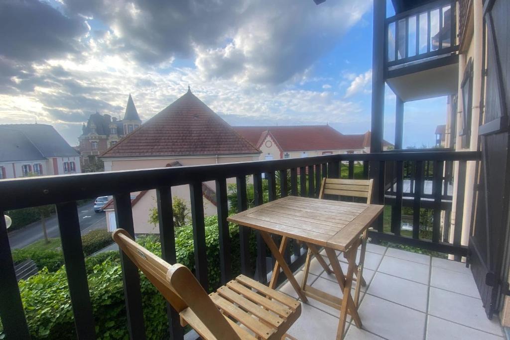d'une table et de deux chaises sur un balcon avec vue. dans l'établissement Bright T2 with balcony - close to the sea, à Ouistreham