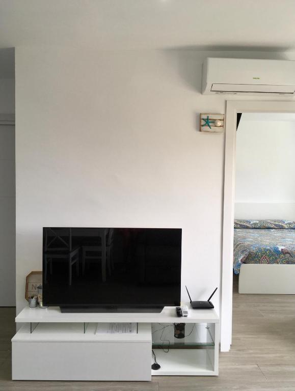 TV a/nebo společenská místnost v ubytování vista oceano spiaggia a 250 m Wi-Fi AC e TV in camera e zona giorno