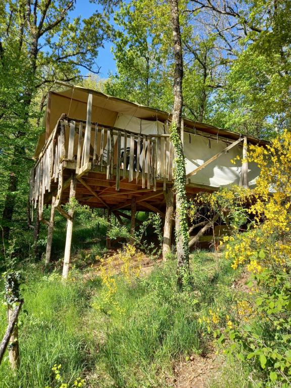 ein Baumhaus mitten im Wald in der Unterkunft Camping Terre Rouge in Villecomtal