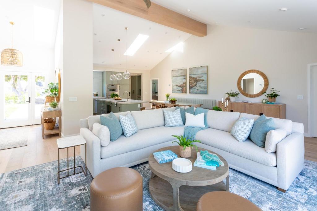 sala de estar con sofá y mesa en Playa Vida, en Santa Bárbara