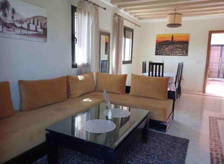 a living room with a couch and a coffee table at Appart-Oasis Piscine et Terrasses in Marrakesh
