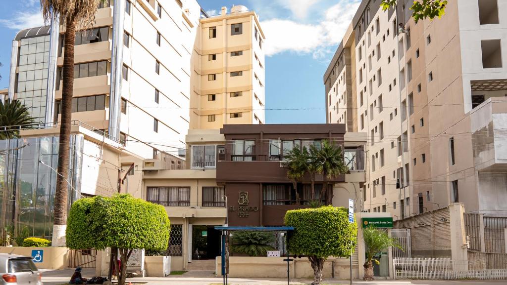 un edificio en el centro de una ciudad con edificios en El Prado Hotel, en Cochabamba