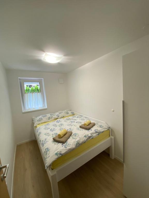 Un dormitorio con una cama con dos zapatos. en Apartma Kati, en Bovec