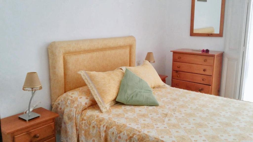 um quarto com uma cama, uma cómoda e um espelho em 3 bedrooms apartement with city view balcony and wifi at Cadiz em Cádiz