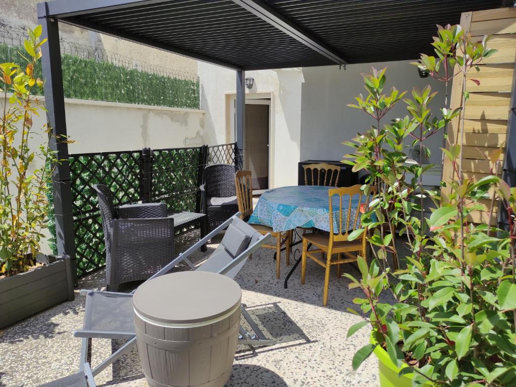 un patio con una mesa y sillas bajo un dosel negro en Casa vacanze Margherita en Laterza