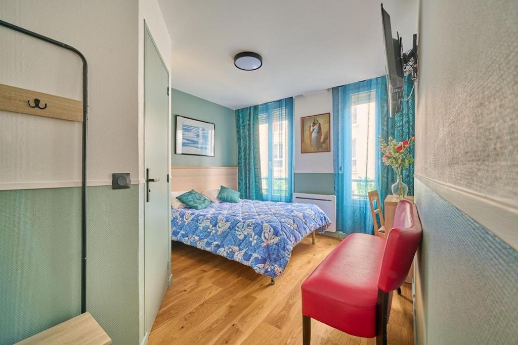 1 dormitorio pequeño con 1 cama y 1 silla roja en LE PADIRAC, en París