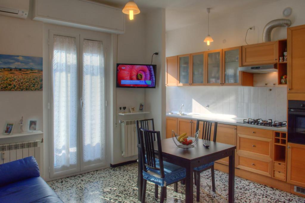 a kitchen with a table and chairs in a room at A Gonfie Vele VADOALMARE Immobiliare in Vado Ligure