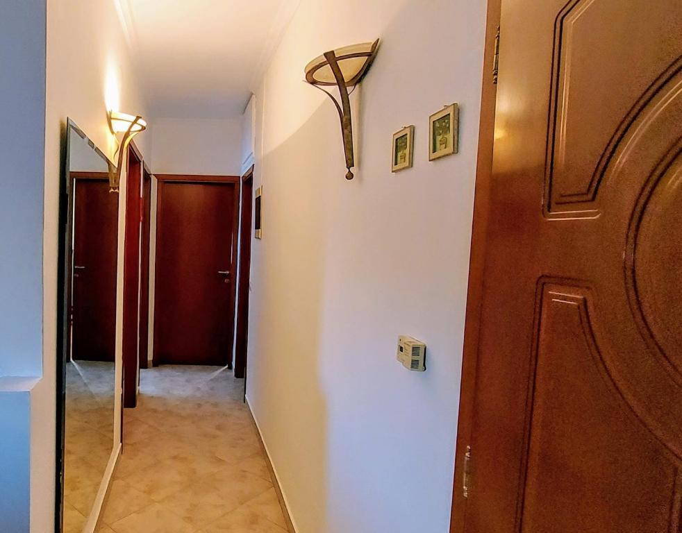 un pasillo con una puerta de madera y un pasillo con en FBM Anagenessis - Ευ Ζην 2, en Édessa