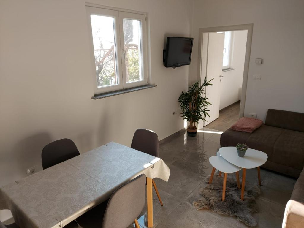 TV a/nebo společenská místnost v ubytování Holiday Apartment Marino