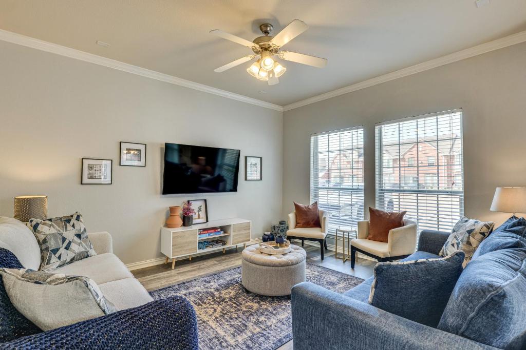 Televisyen dan/atau pusat hiburan di Central College Station Townhome with Community Pool