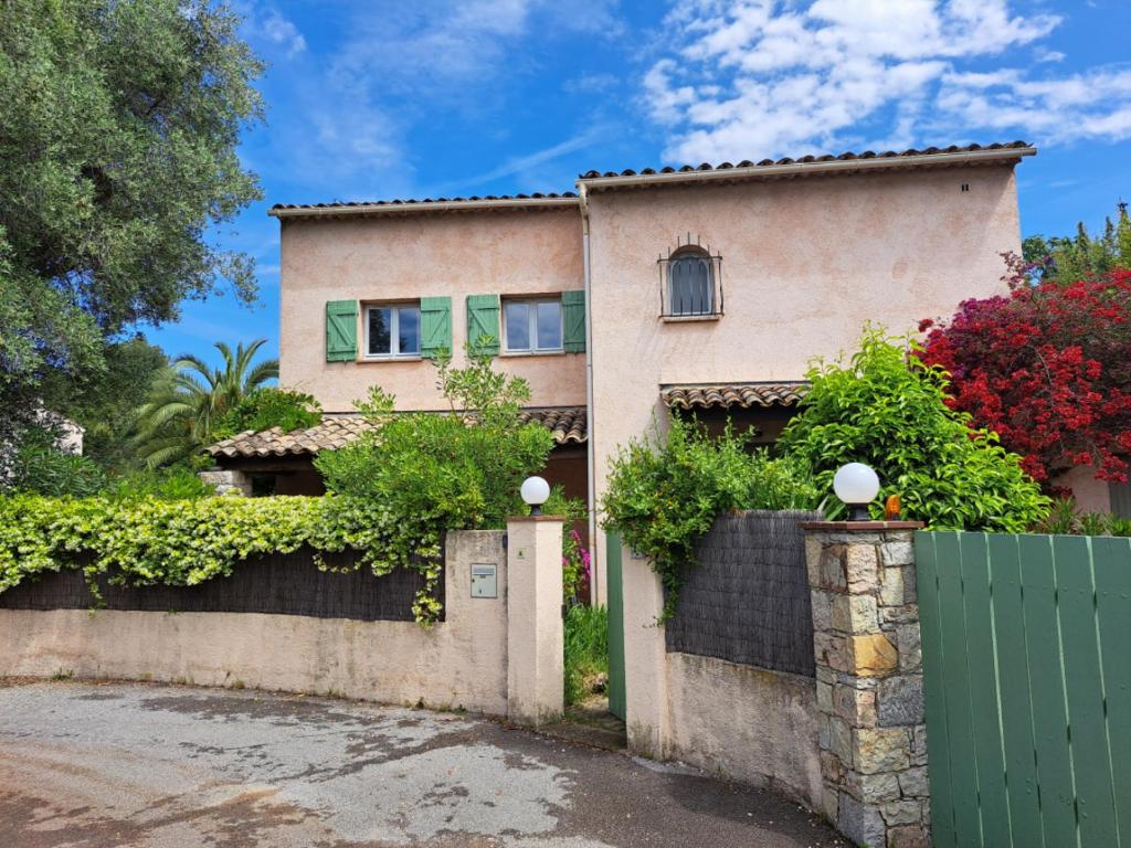 une maison avec une clôture devant dans l'établissement Villa Provençale à Mougins, à Mougins