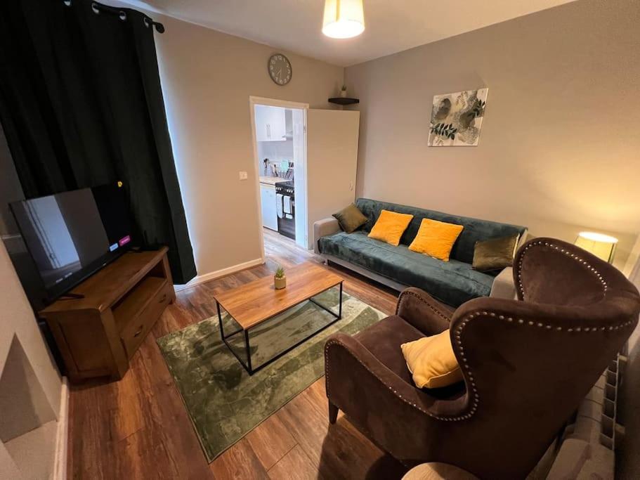 sala de estar con sofá y TV en A Cosy Apartment Close to City Centre, en Norwich
