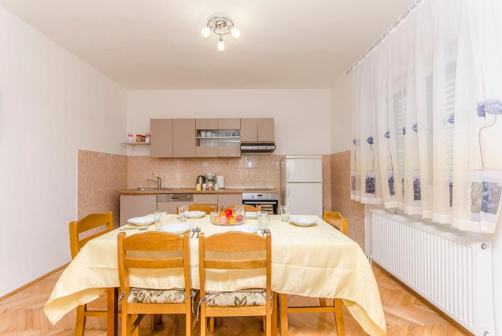 Kuchyň nebo kuchyňský kout v ubytování Apartment Sime