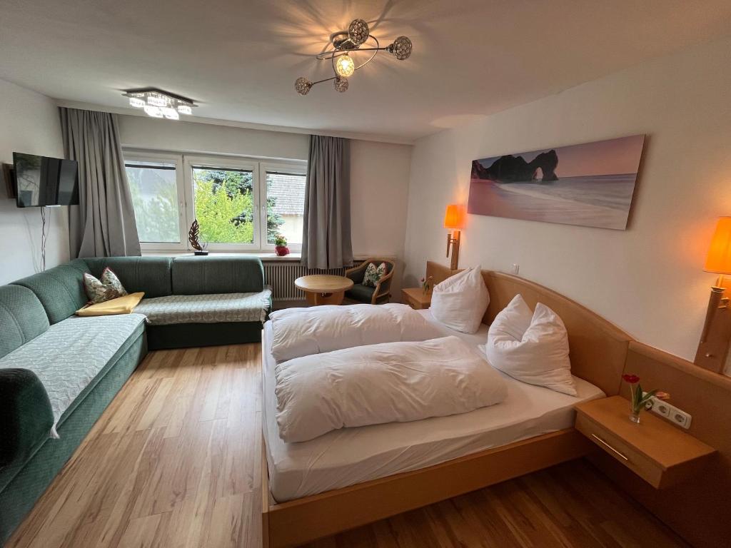 sala de estar con cama y sofá en Rohrbacher Herz, en Rohrbach in Oberösterreich