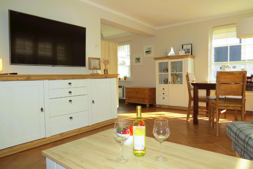 una sala de estar con 2 copas de vino en una mesa en Prerower Seekiste, en Prerow
