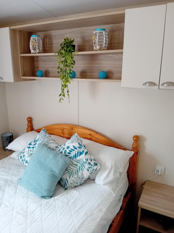 ニューキーにあるSuperb position 2 bedroom Caravan Newquay Walesの枕が置かれたベッドのある寝室