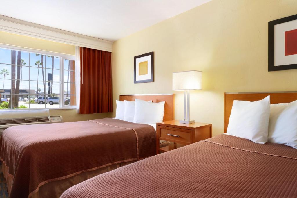 Howard Johnson by Wyndham San Diego Sea World - Queen Room With Two Queen Beds - Non-Smoking