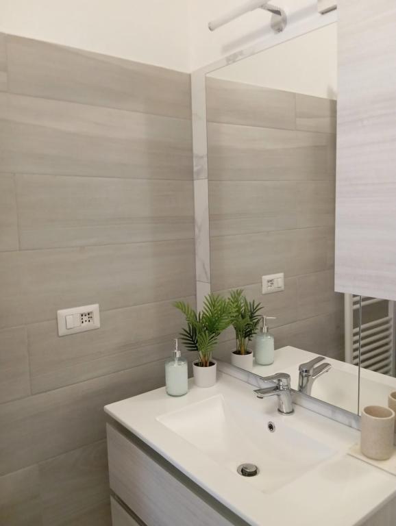 a bathroom with a sink and a mirror at Corte 22 B&b e Appartamenti in Borgomanero