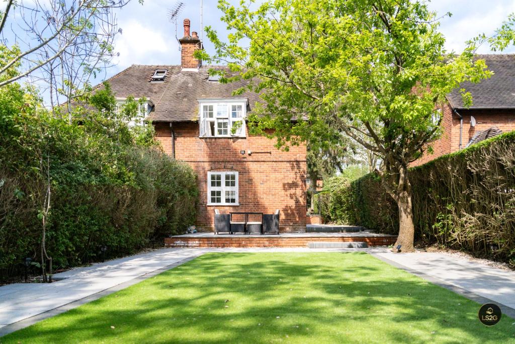 ロンドンにあるLuxury house with garden and free parking, in Hampstead Gardensの前の緑の芝生の家